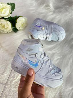 BOTINHA BABY NIKE JORDAN AIR CADARÇO BRANCO/HOLOGRAFICO - Código 1886-1